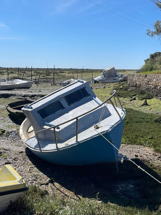 Barco de fibra usado (5 m) – Ótimo para hobby, pesca ou turismo