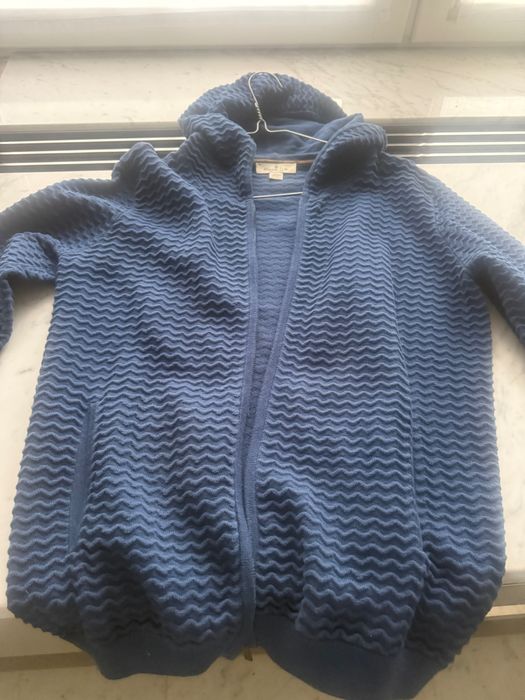 Sweter chłopięcy w kolorze niebieskim marki Massimo Dutti