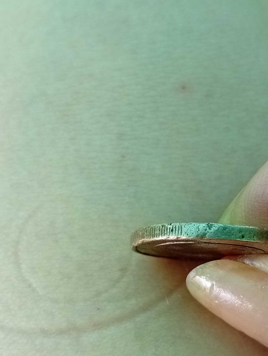 Moeda descentralizada com erros/defeitos/excessos de metal