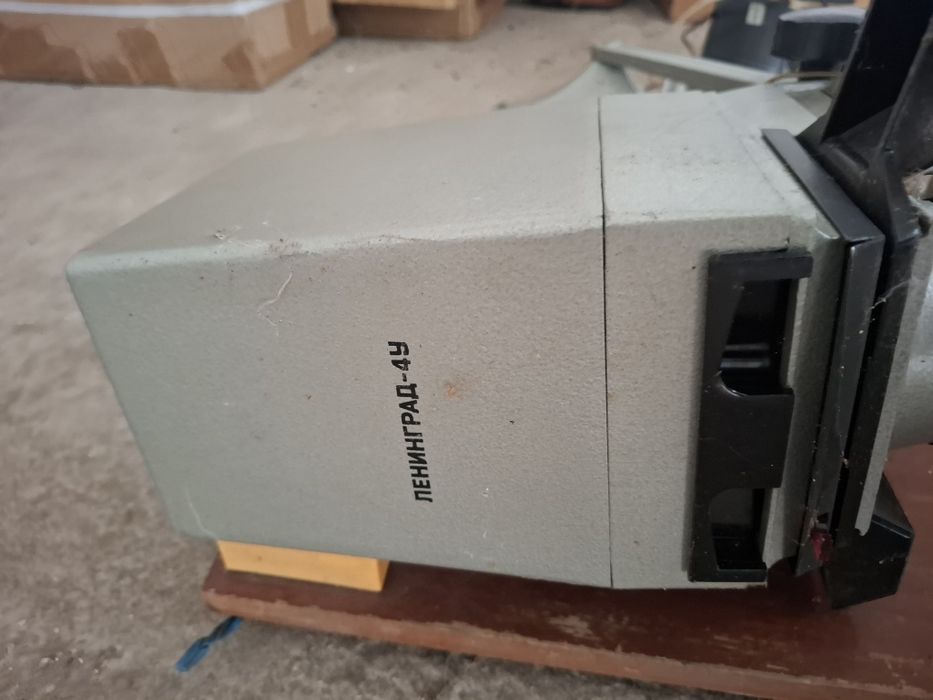 Продам  фото збільшувач  стоїть  без роботи також е 2 фото вспишки.