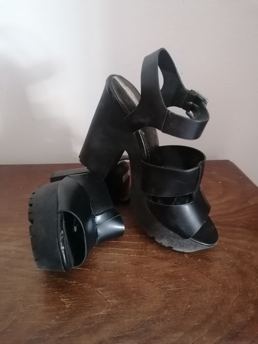 Sapato de pele cor preta