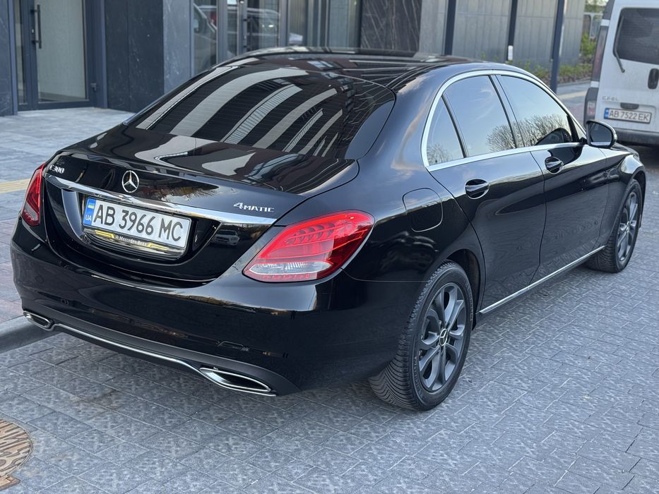 Mercedes Benz C 300 (4MATIC)  в гарному стані
