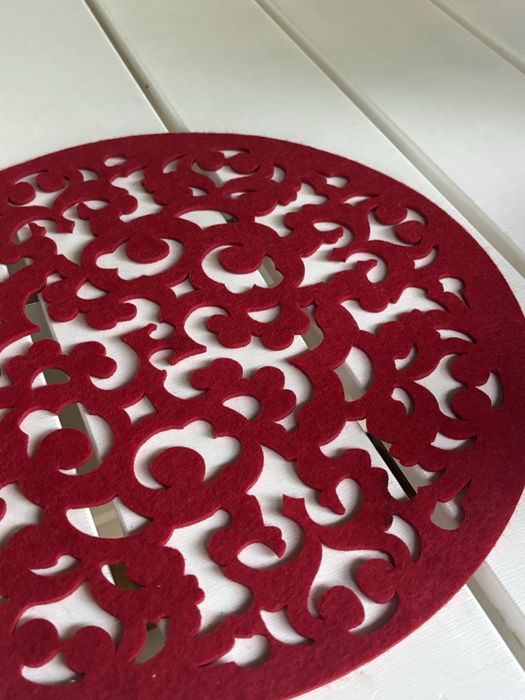 Individual de mesa, encarnado, recortado. 4 unidades. Velcro.