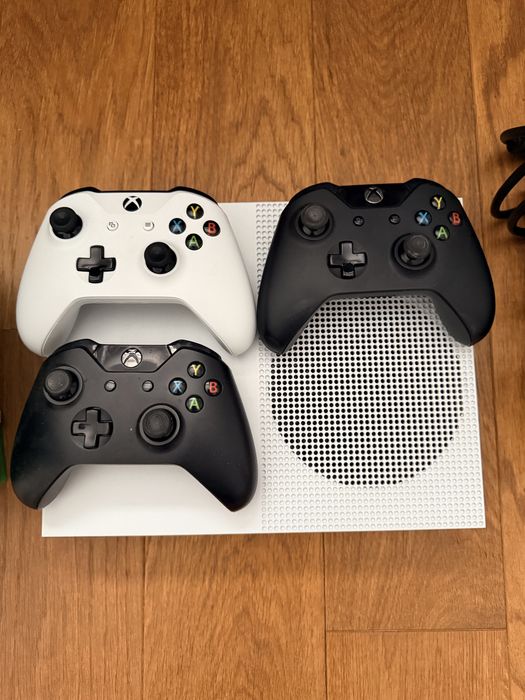 Xbox One S w zestawie z padami kinectem i grami