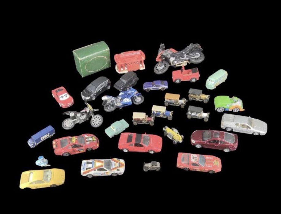 Lote com mais de 25 carrinhos e motas em miniatura