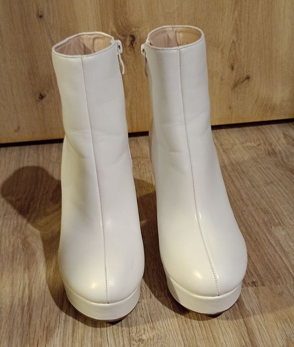 Botki roz.40 super stan zapinane na zamek -białe Okazja 38zł...