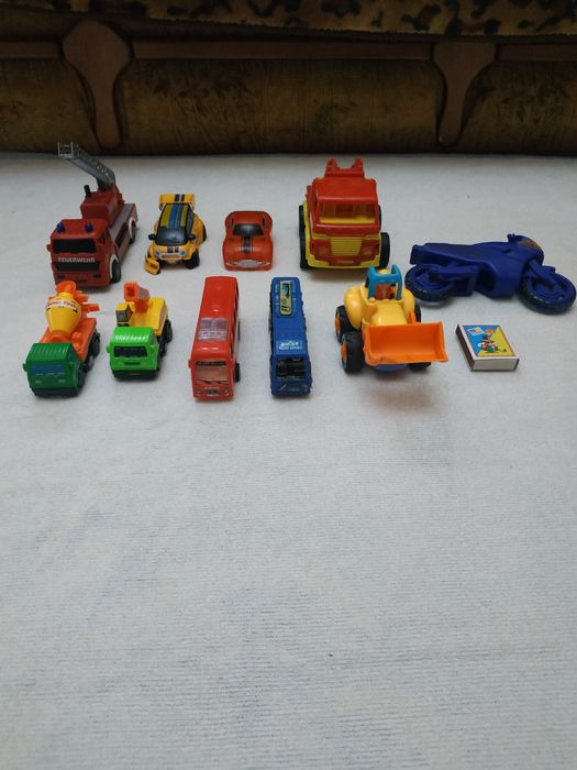 Машинки разные, игрушки