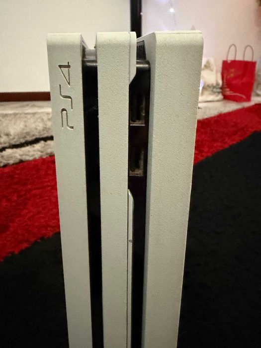 PS4 Pro 1 TB + 2 Comados – Edição Limitada - Impecável