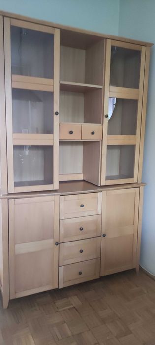 Oddam witrynę  w jasnym kolorze,  z dwoma przeszklonymi drzwiami, podświetlana , używana,