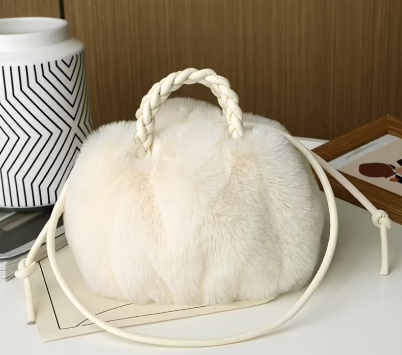 Carteira de mulher com pêlo