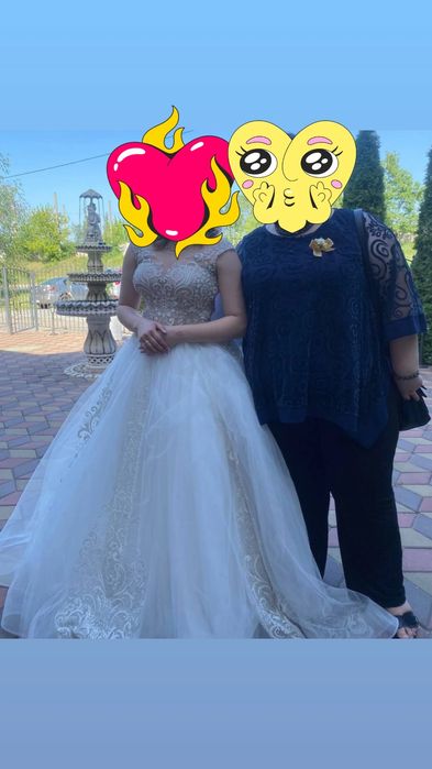 Весільна сукня та туфлі