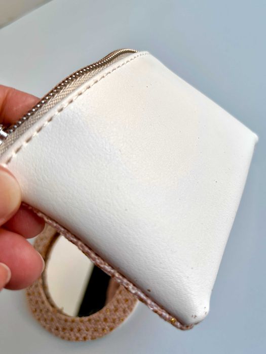 Pequena bolsa brilhante com espelho incluído