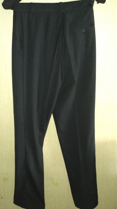 Мужской костюм черного цвета 48размера