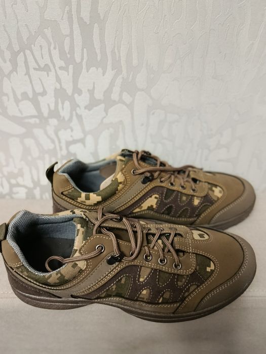 Чоловічі кросівки 45 розміру