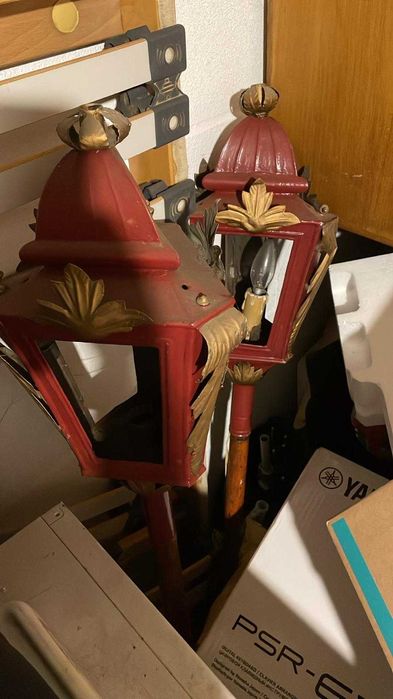 Par de lanternas antigas com vara