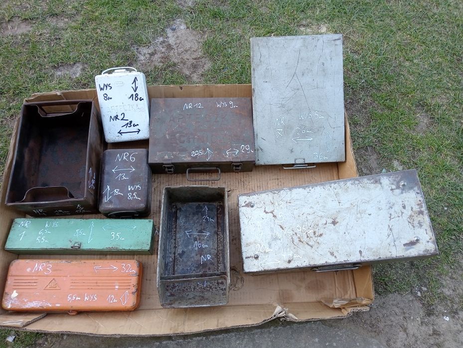 Starej produkcji zestaw starych skrzynek metalowych z epoki PRL