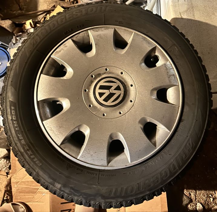 Opony zimowe + oryginalne kołpaki Volkswagen – komplet 3 szt.