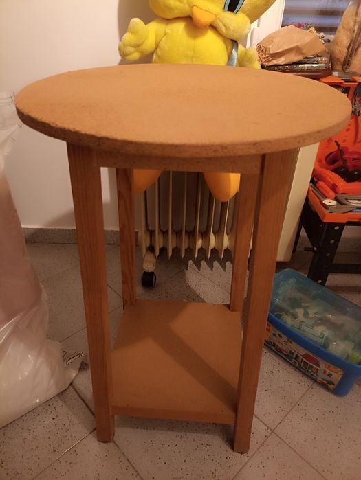 Mesa redonda para camilha. Alto. 77 cm , diâmetro 49cm.