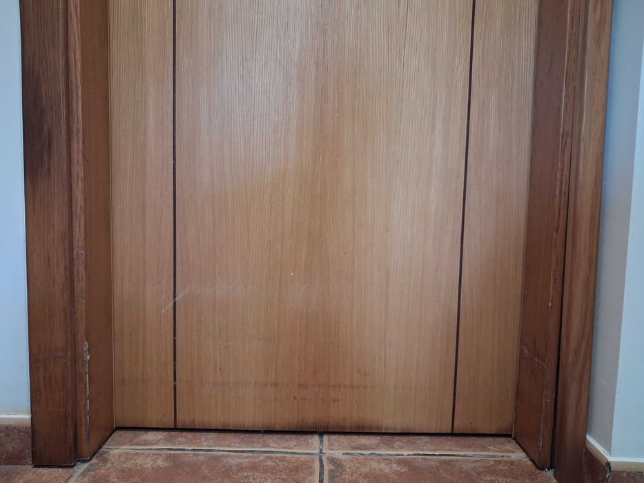 Portas de interior em madeira com aros, dobradiças e fechadura