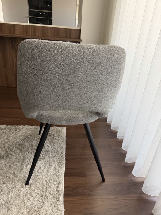 Vendo mesa redonda extensível + 4 cadeiras