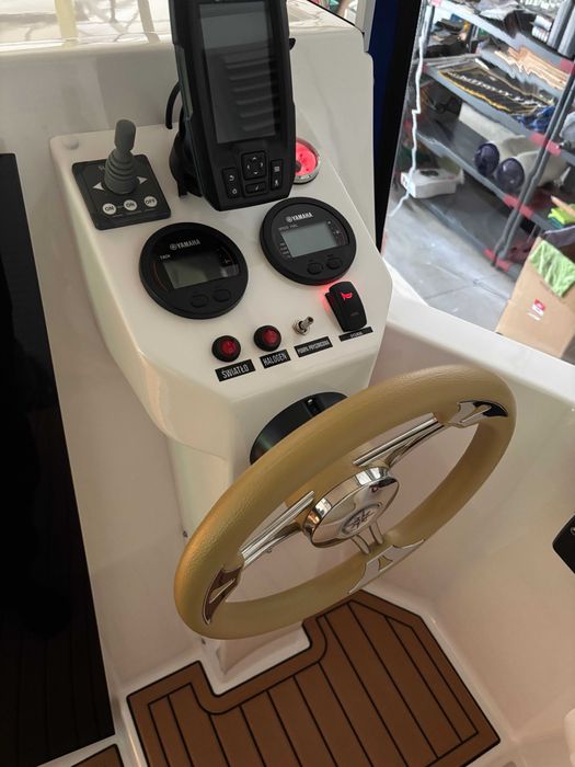 Jacht  motorowy Weekend 820  NOWY