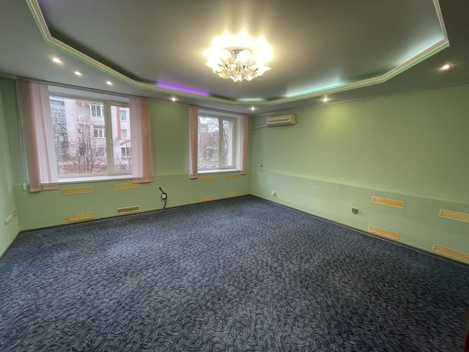 Офіс в центрі міста, є паркінг. 4 кімнати