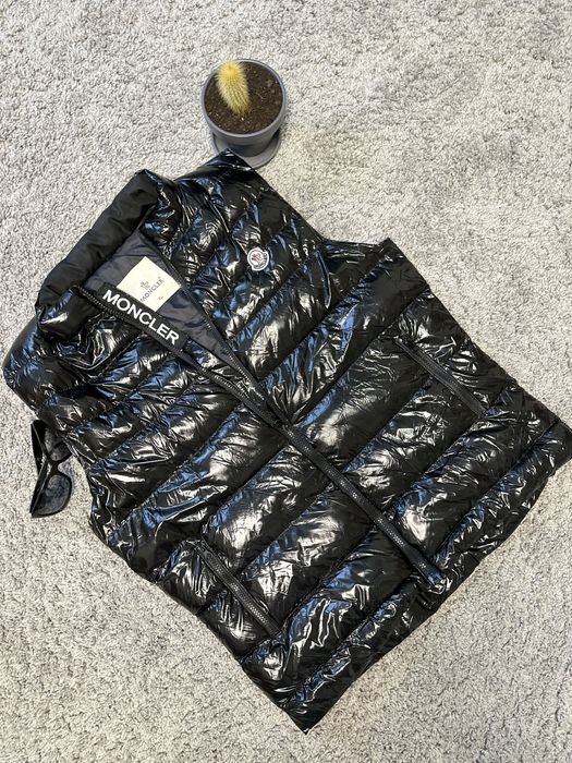 Жилетка Moncler.