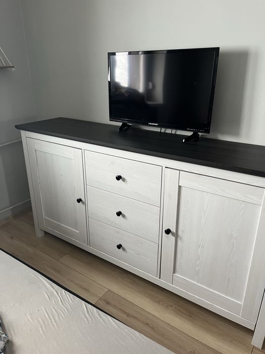 Komoda Black red white