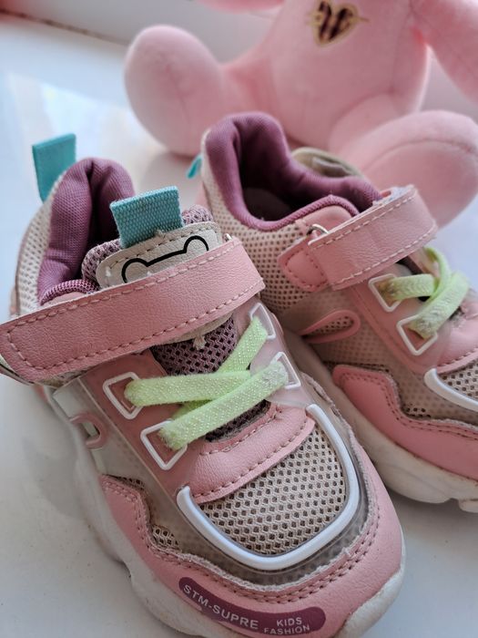 Кросівки на дівчинку 25 розмір