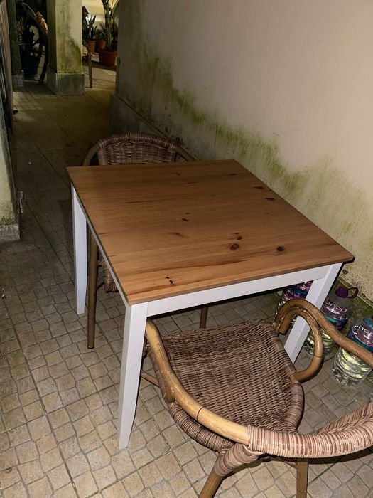 Mesa de madeira com 2 cadeiras