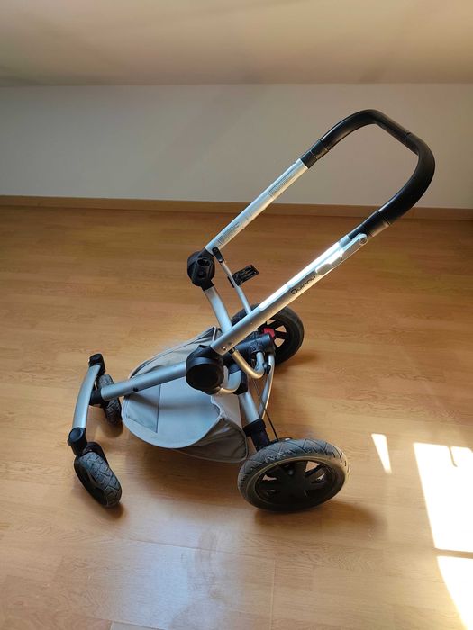 Carrinho de bebé Quinny Buzz Xtra com capa para a chuva