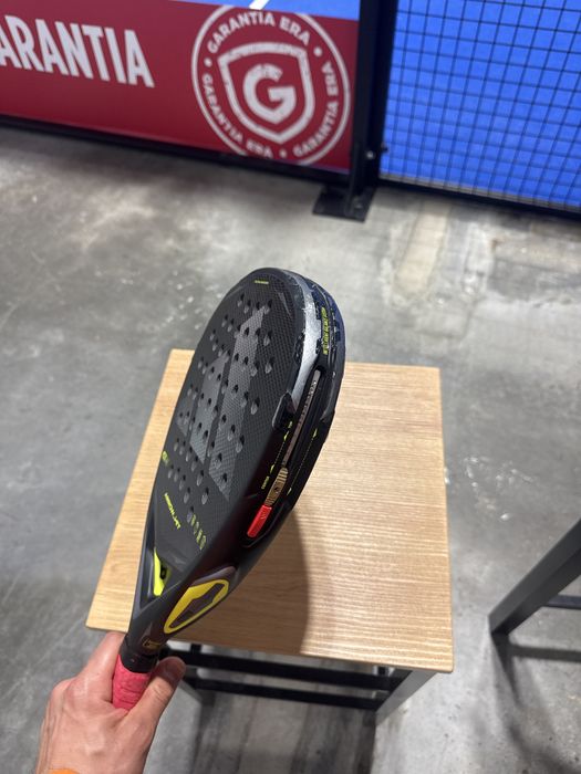 Adidas arrow hits 2026