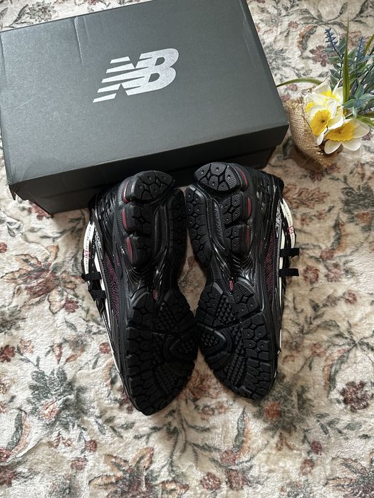 New Balance 1906 – czarne z bordowymi detalami