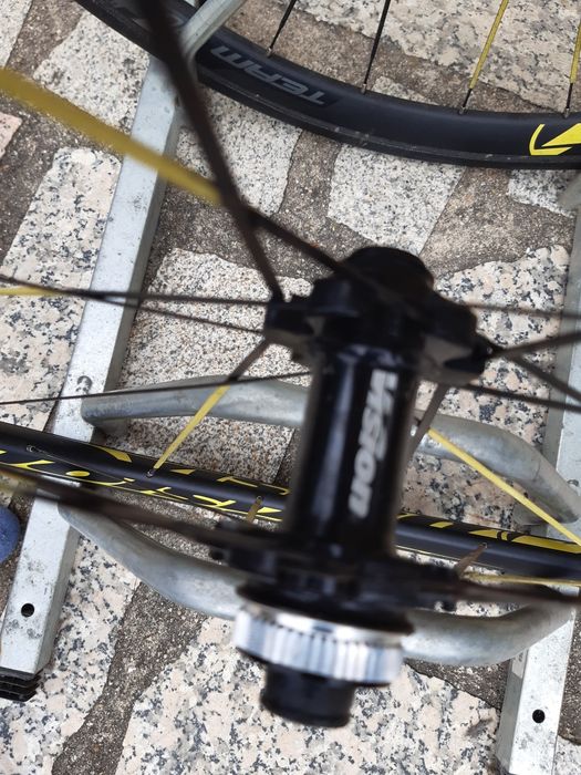 Rodas bicicleta de estrada de disco com pneus, montar e andar...