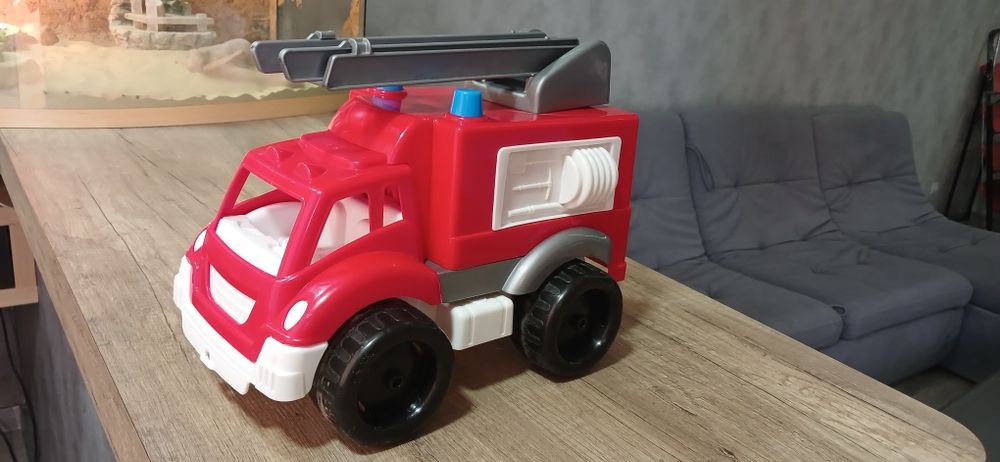 Велика іграшкова пожарна машина