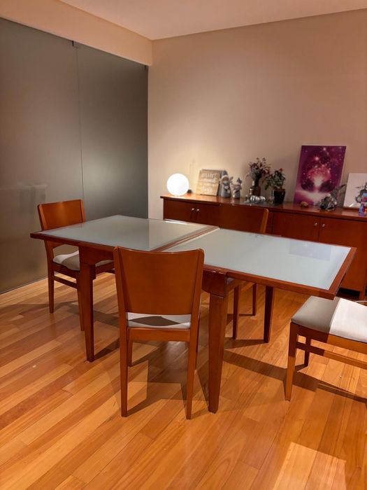 Conjunto mesa, cadeiras e aparador