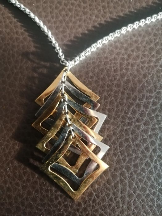 Colar de aço, com pendente