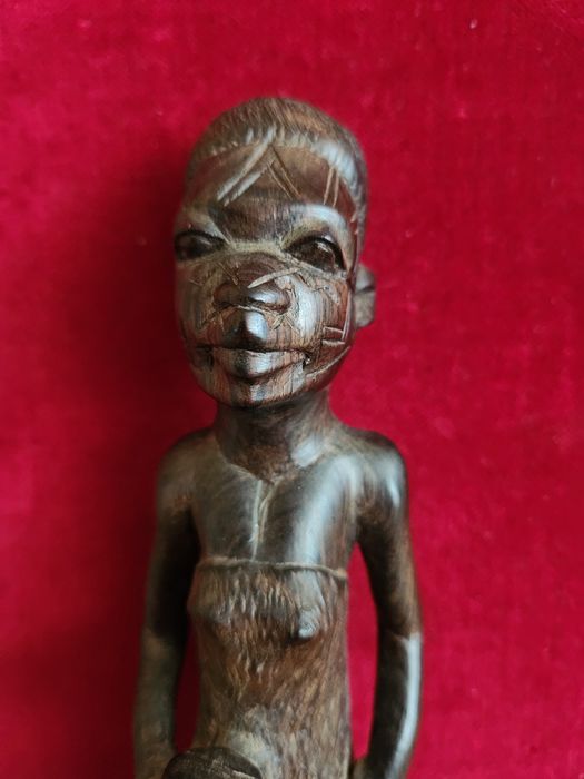 Figurka ,rzeźba drewniana Afrykanka .