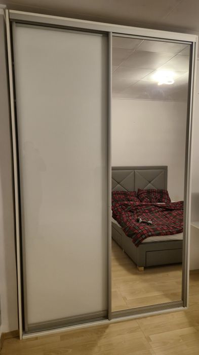 Duża szafa z lustrem