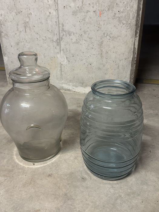 Varios copos e jarras e cinzeiros