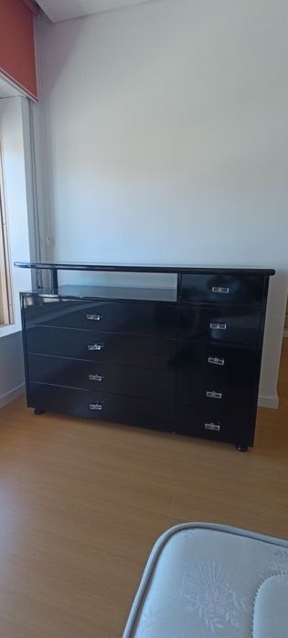 Cómoda elegante em preto