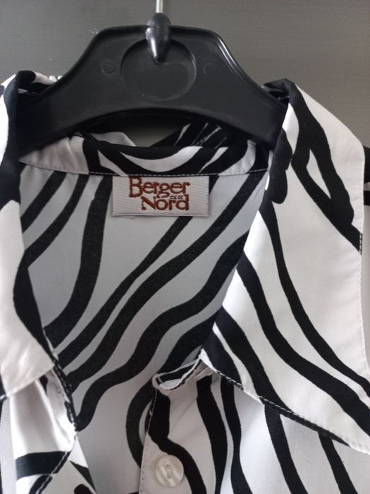 Camisa branca com listas pretas