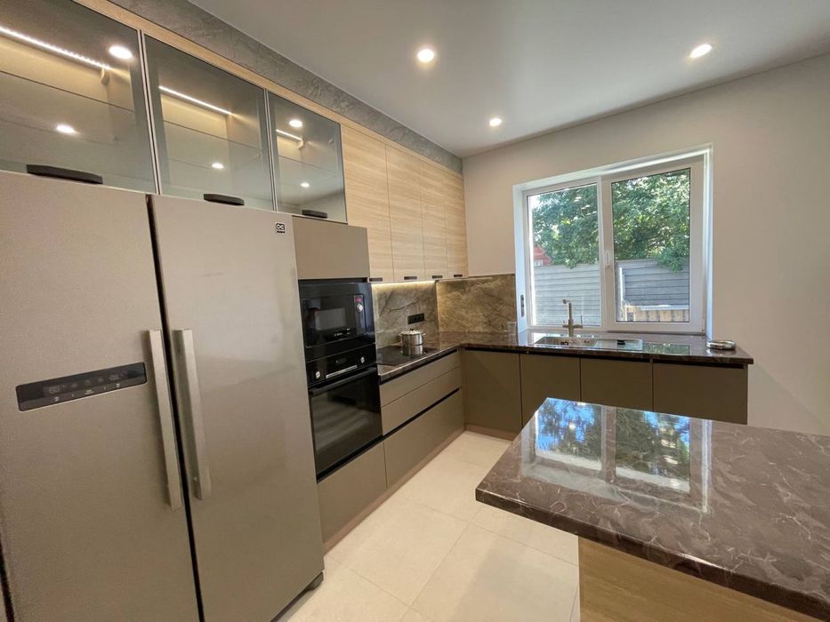 Просторий будинок, з великою земельною ділянкою, дмитро