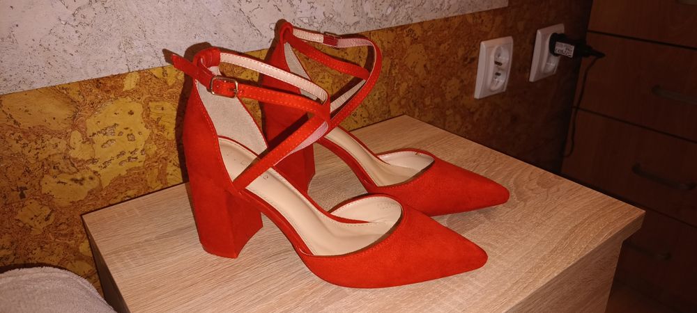 Szpilki czerwone na słupku