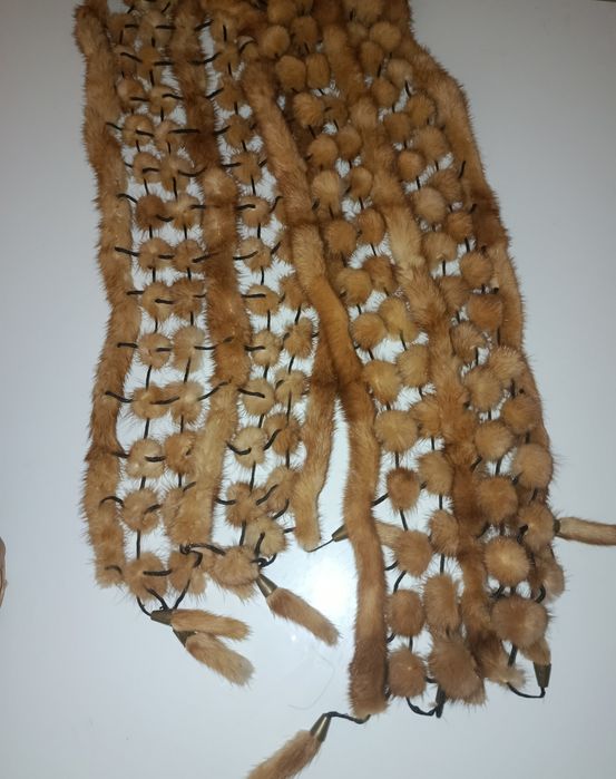 Szal / Etola z pomponów – naturalne futro – unikatowy dodatek