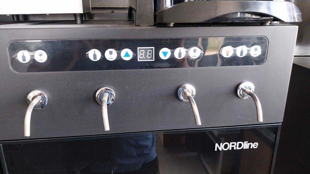 Dystrybutor do wina, nalewak do wina, chłodniczy automat na 8 butelek