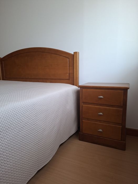 Cama s/colchão  mais mesas de cabeceira s