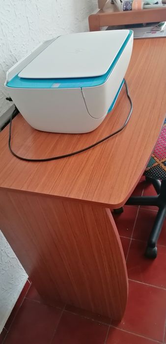 secretaria com impressora e cadeira giratória