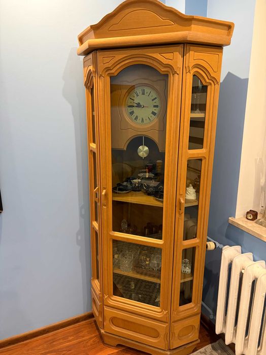 Drewniana witryna z zegarem – styl klasyczny, bardzo dobry stan
