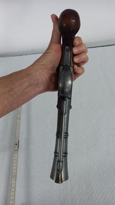 réplica decorativa (não funcional) de uma pistola de pederneira
